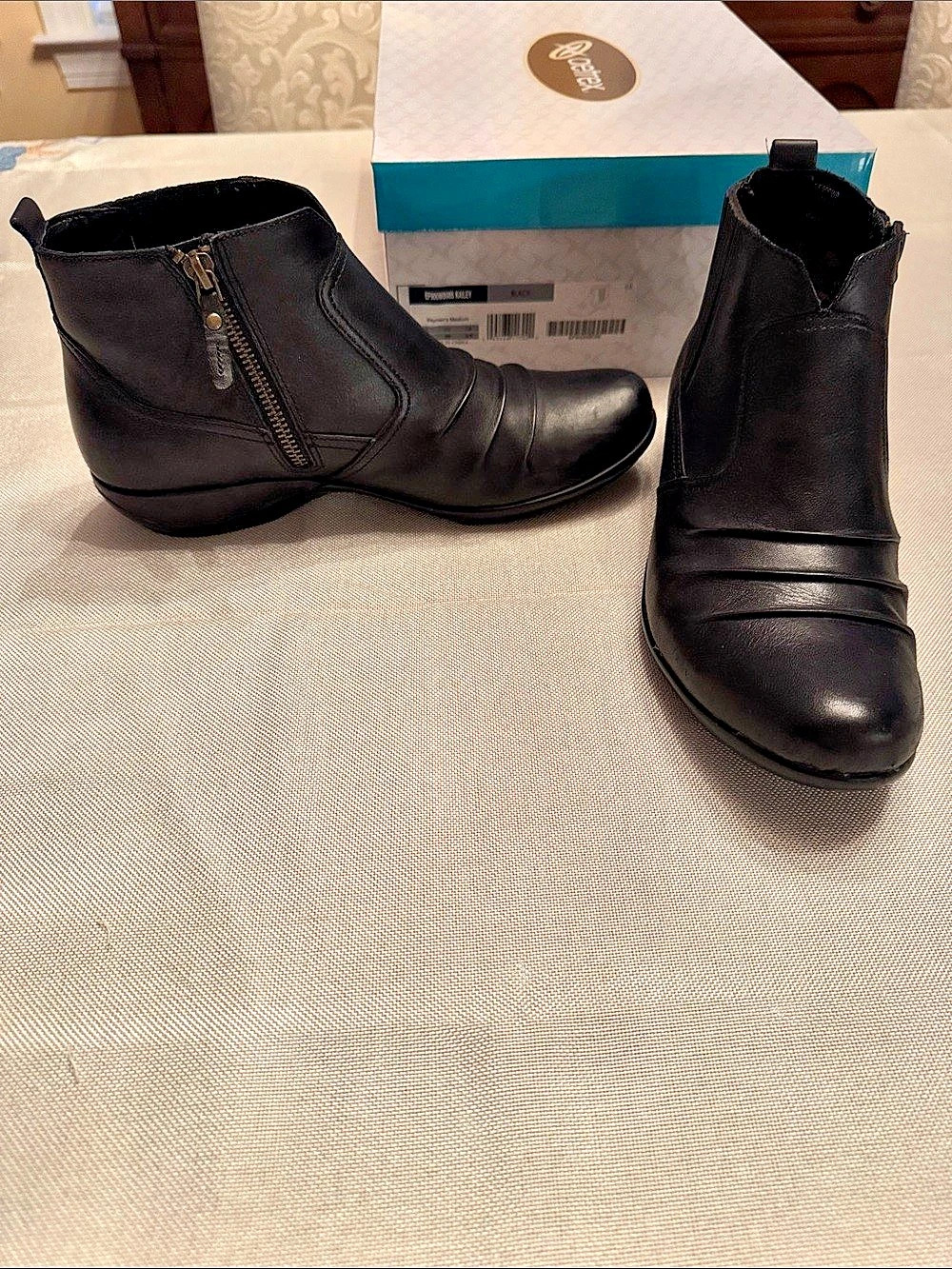 Aetrex and Women's Black Ankle Boots US 8.5 or EU 39. Arch support. Comfortable.